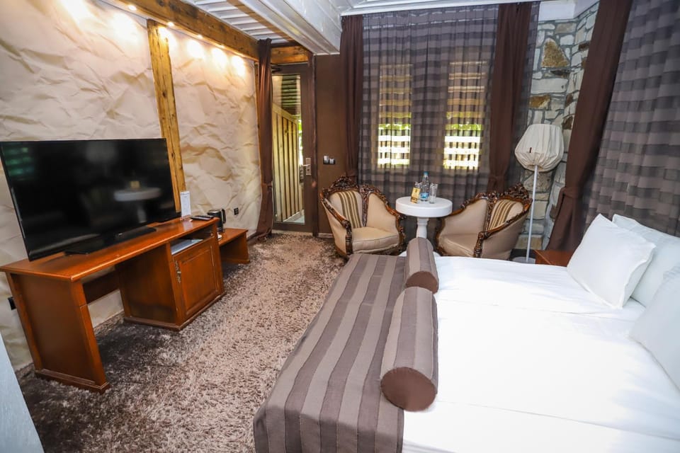 Bed, TV and multimedia, Coffee/tea facilities, Seating area, Bedroom