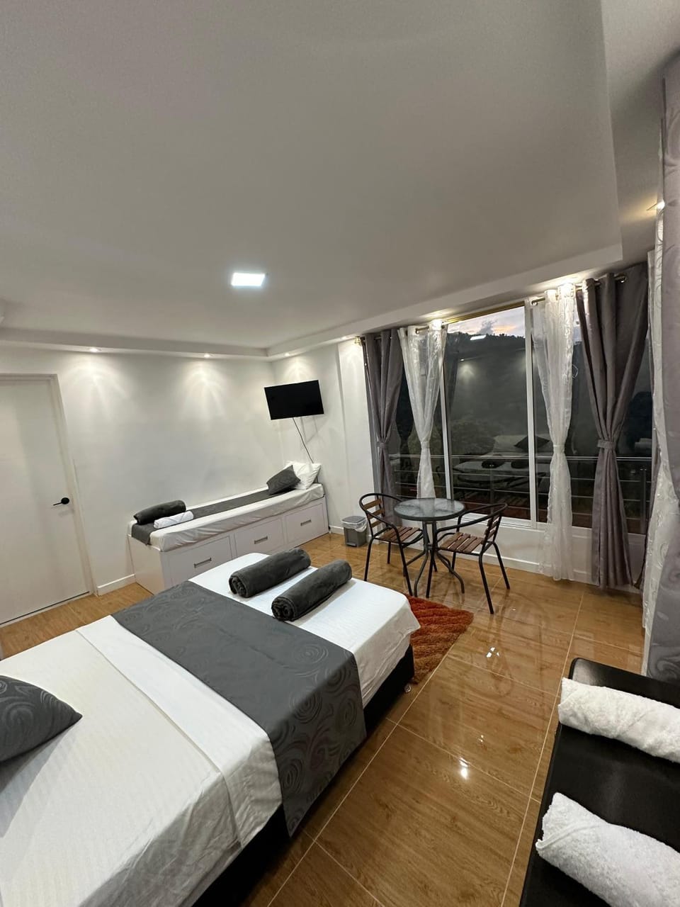 Bed, TV and multimedia, Photo of the whole room, Bedroom