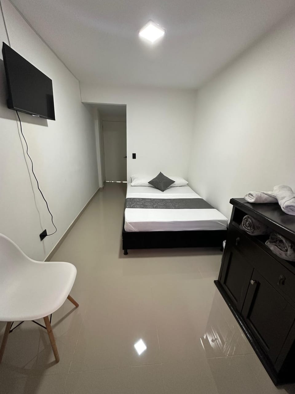 Bed, TV and multimedia, Bedroom