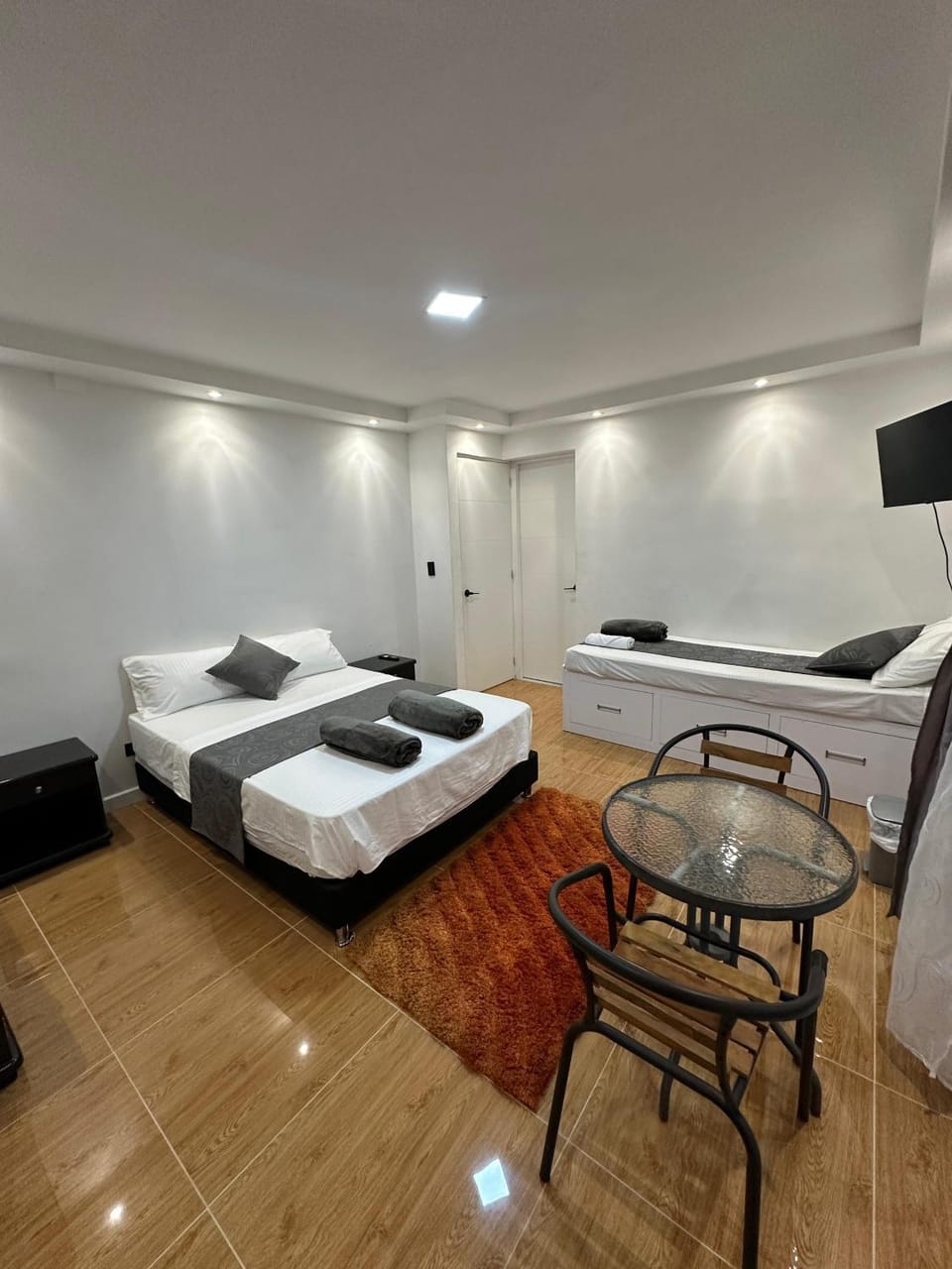 Bed, TV and multimedia, Photo of the whole room, Bedroom