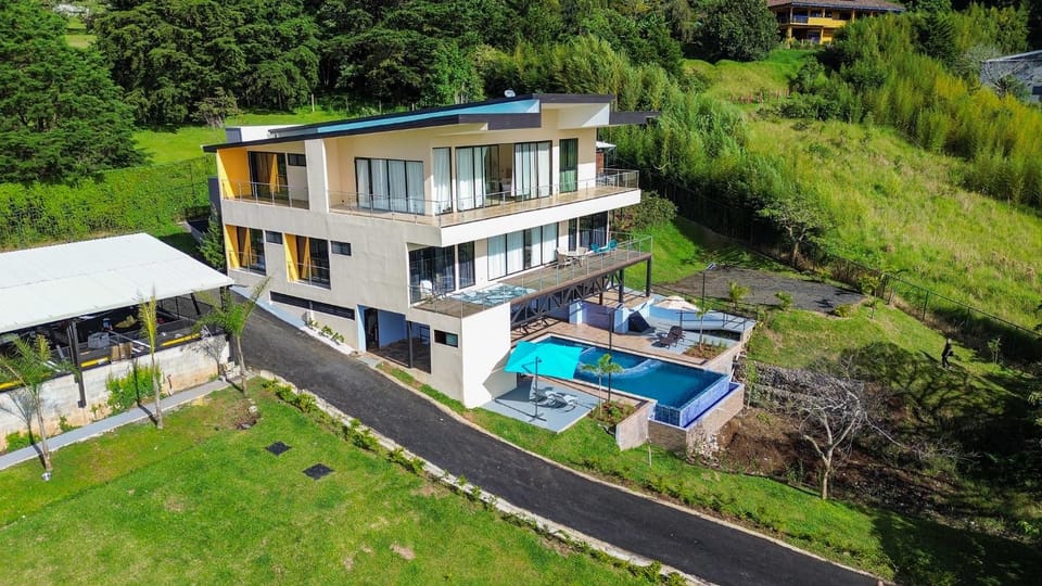 La Parada House House in Heredia Province