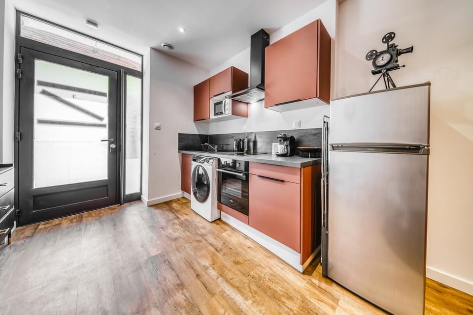 Property building, Kitchen or kitchenette, Inner courtyard view, oven, pet friendly, stove, stove, washing machine, washing machine, kitchen, kitchen