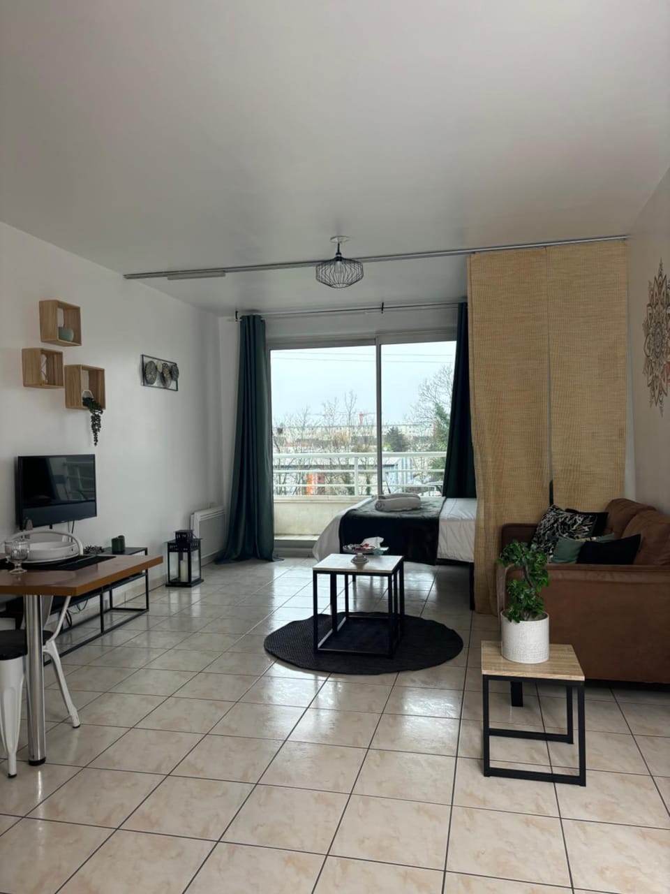 Studio lumineux sans vis a vis avec balcon privé Apartment in Chelles