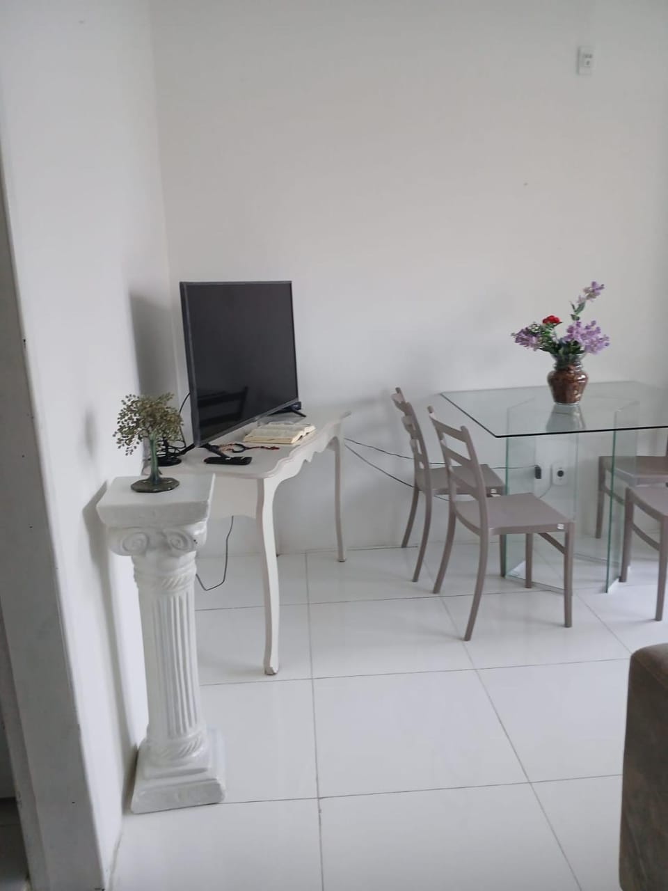 Communal lounge/ TV room, TV and multimedia, Living room, Seating area, Dining area