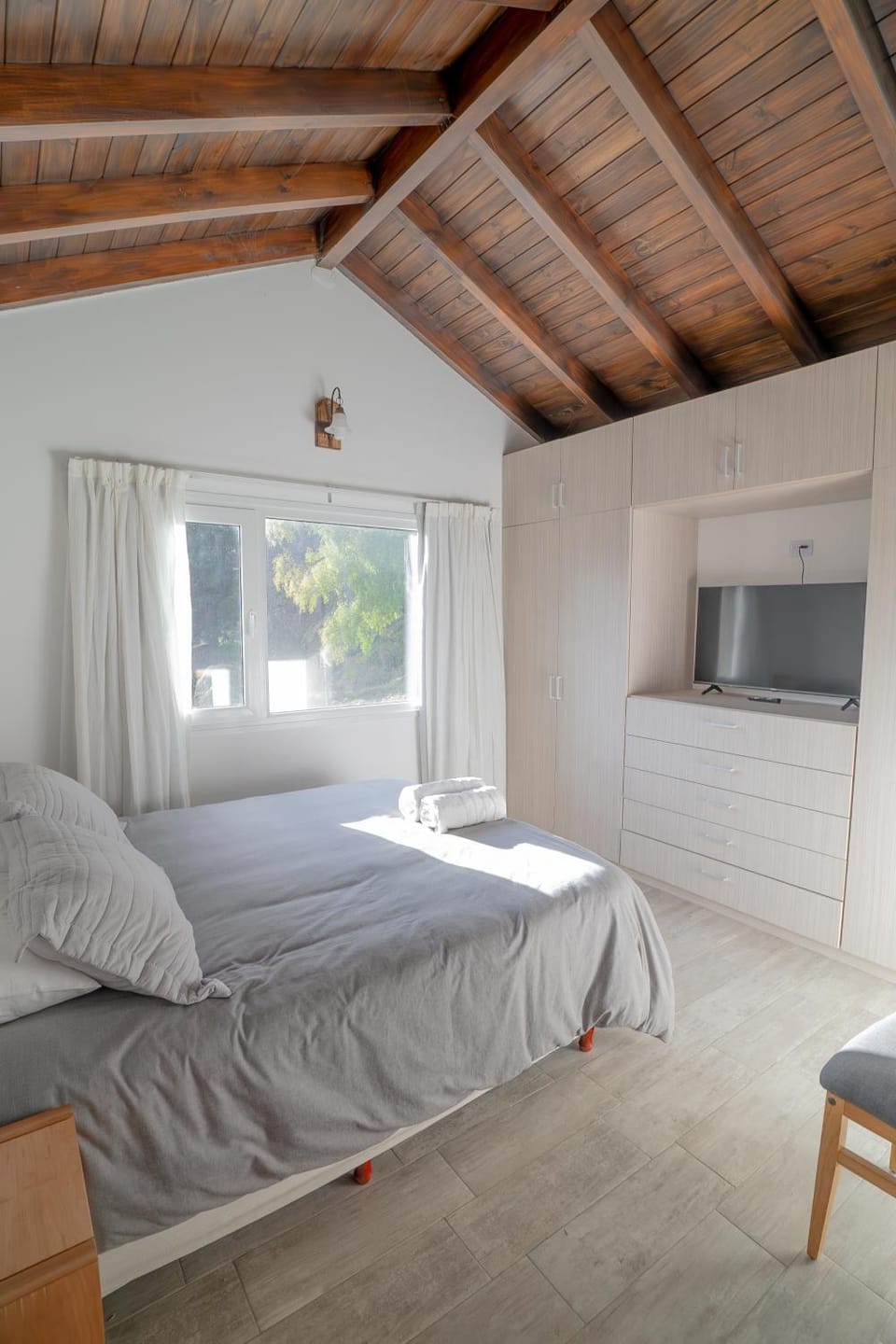 Bed, TV and multimedia, Photo of the whole room, Bedroom