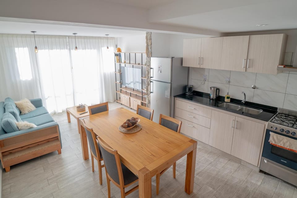 Kitchen or kitchenette, Living room, Seating area, Dining area, oven