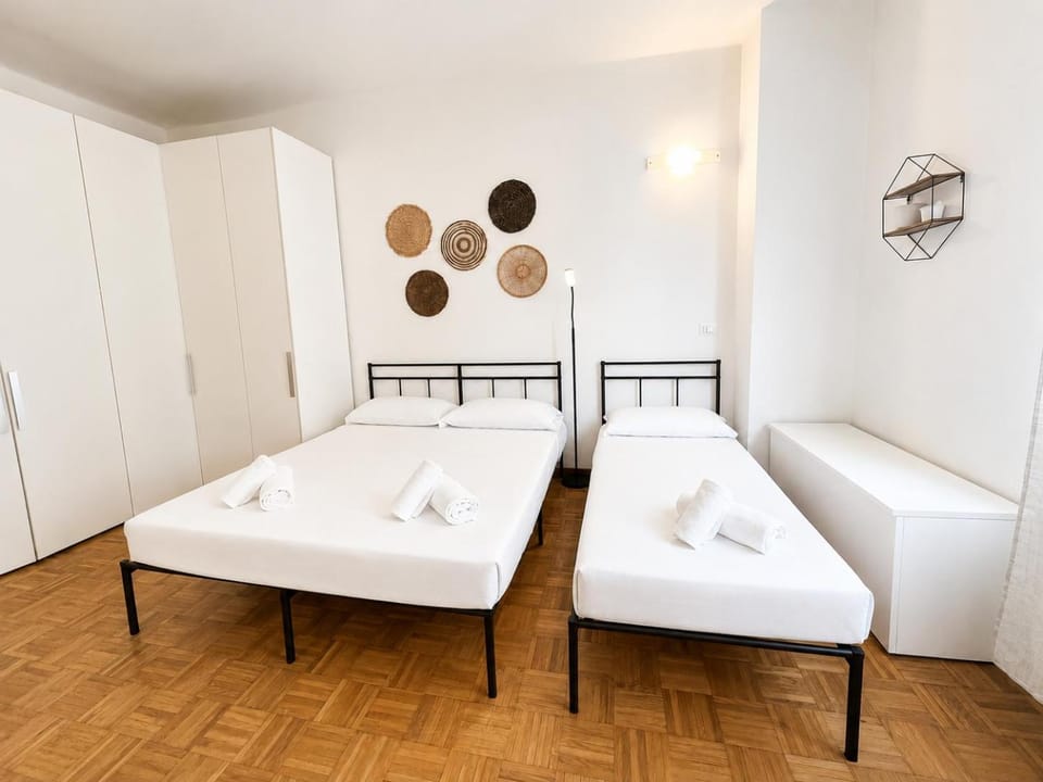 Bed, towels