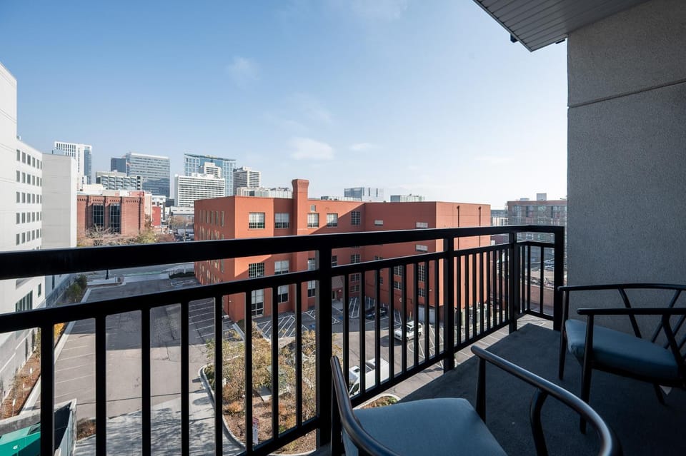View (from property/room), Balcony/Terrace, City view