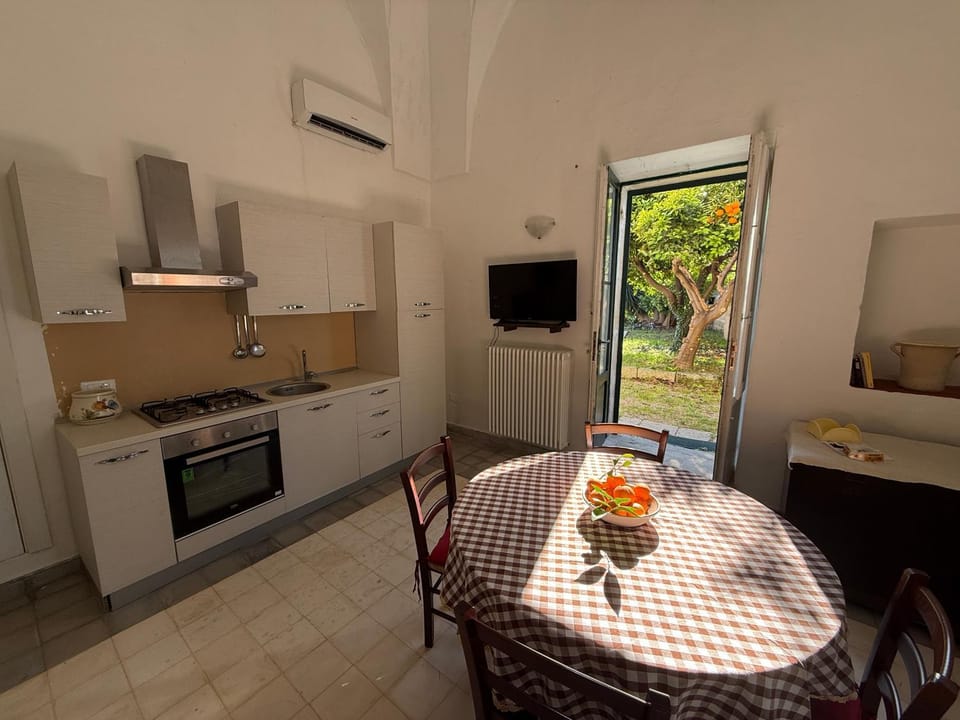Dining area, kitchen