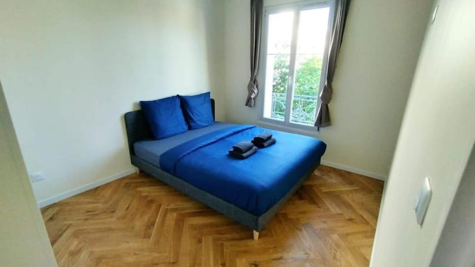 Très bel appartement à Paris et La Défense Apartment in Courbevoie