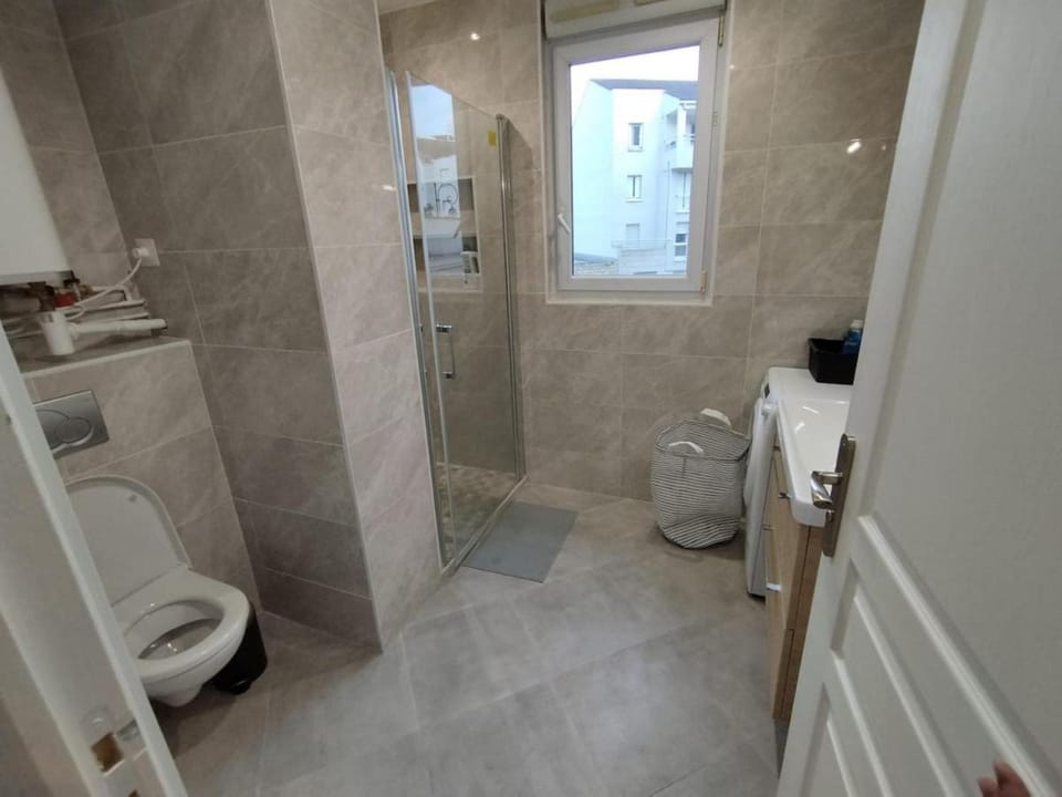 Très bel appartement à Paris et La Défense Apartment in Courbevoie