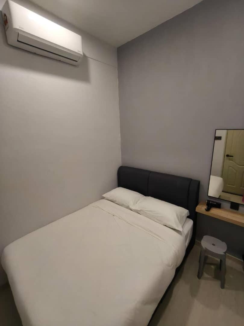 Room 2 U Hostel & Guest House Bed and Breakfast in Johor