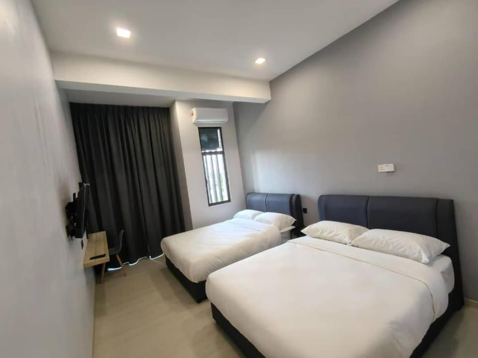 Room 2 U Hostel & Guest House Bed and Breakfast in Johor