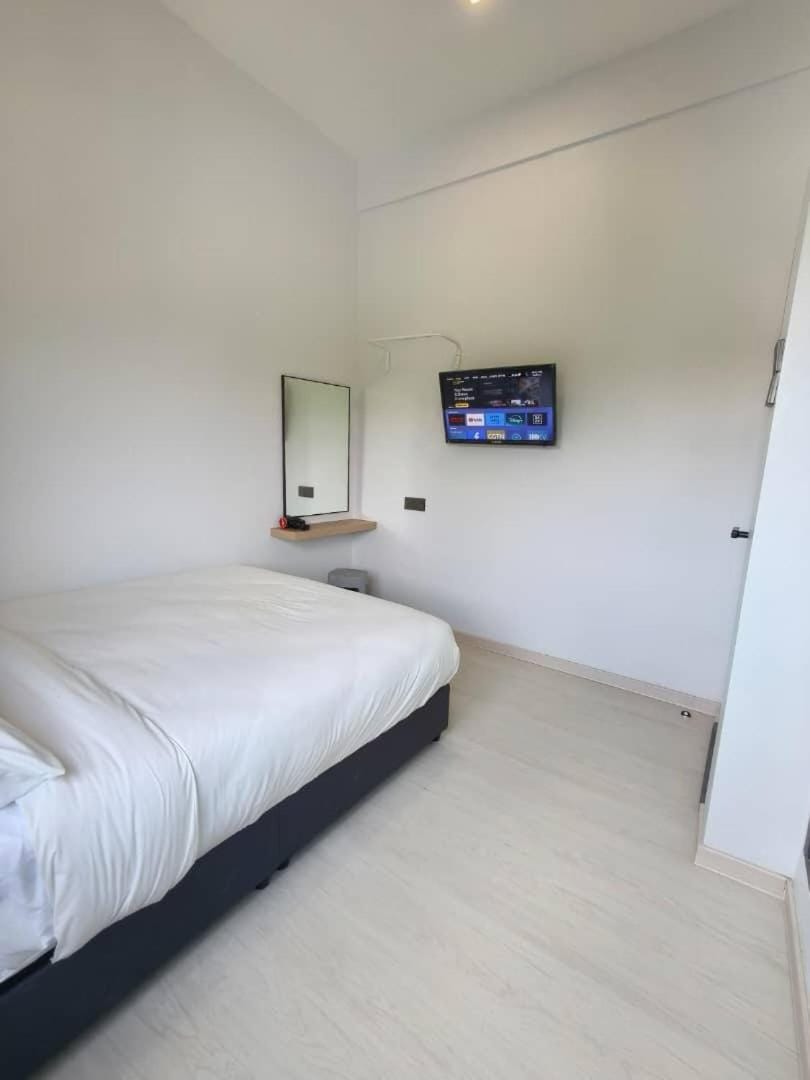 Room 2 U Hostel & Guest House Bed and Breakfast in Johor