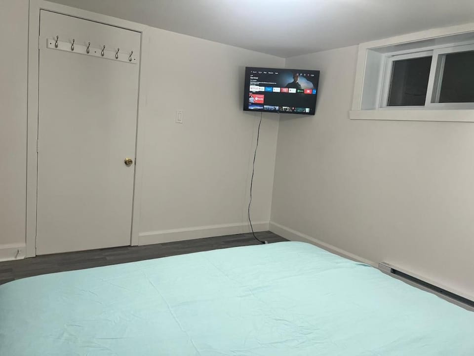Bed, TV and multimedia, Photo of the whole room, Evening entertainment, Bedroom