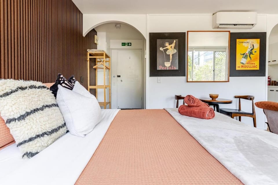 Bed, Bedroom, air conditioner
