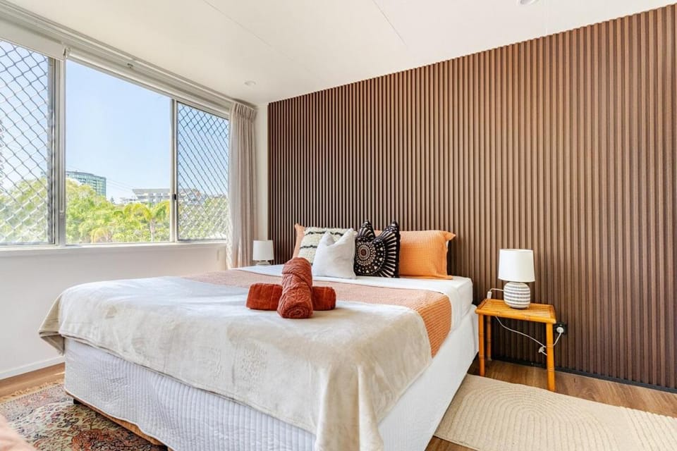 Bed, Bedroom, towels