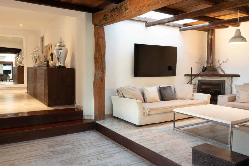 TV and multimedia, Living room, Seating area, Evening entertainment