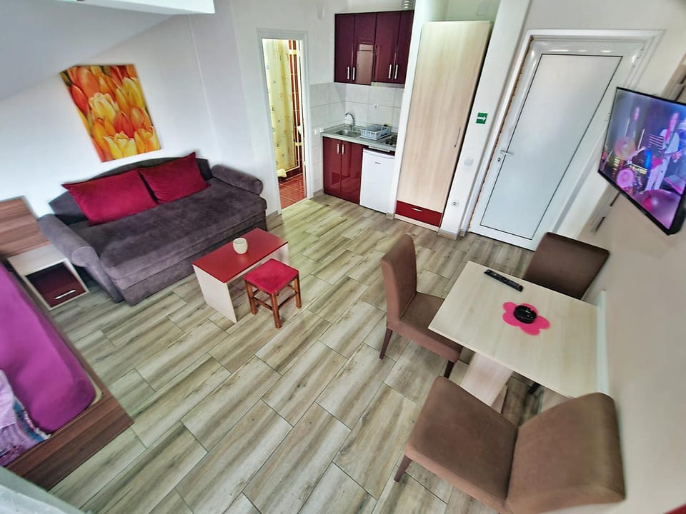 TV and multimedia, Photo of the whole room, Seating area, Dining area