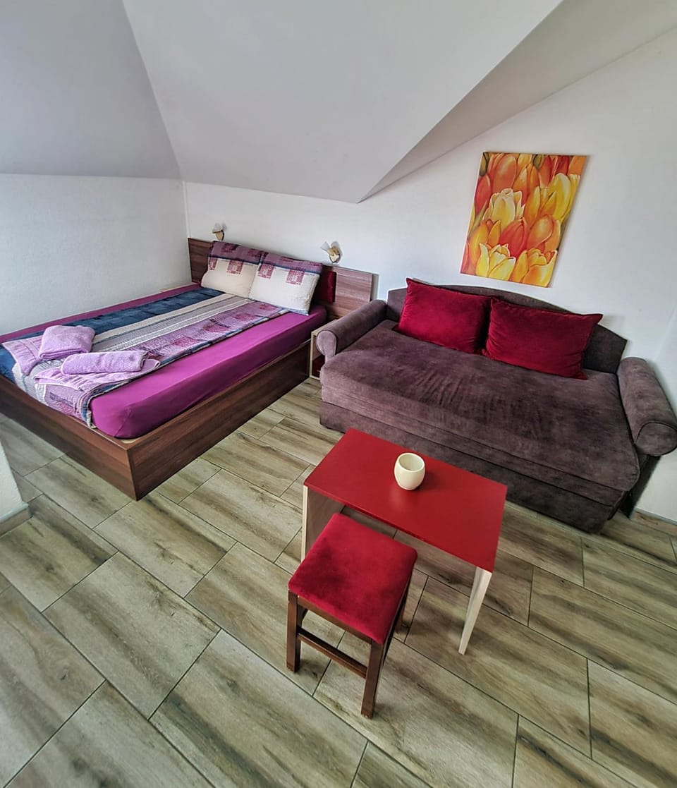 Bed, Living room, Photo of the whole room, Seating area