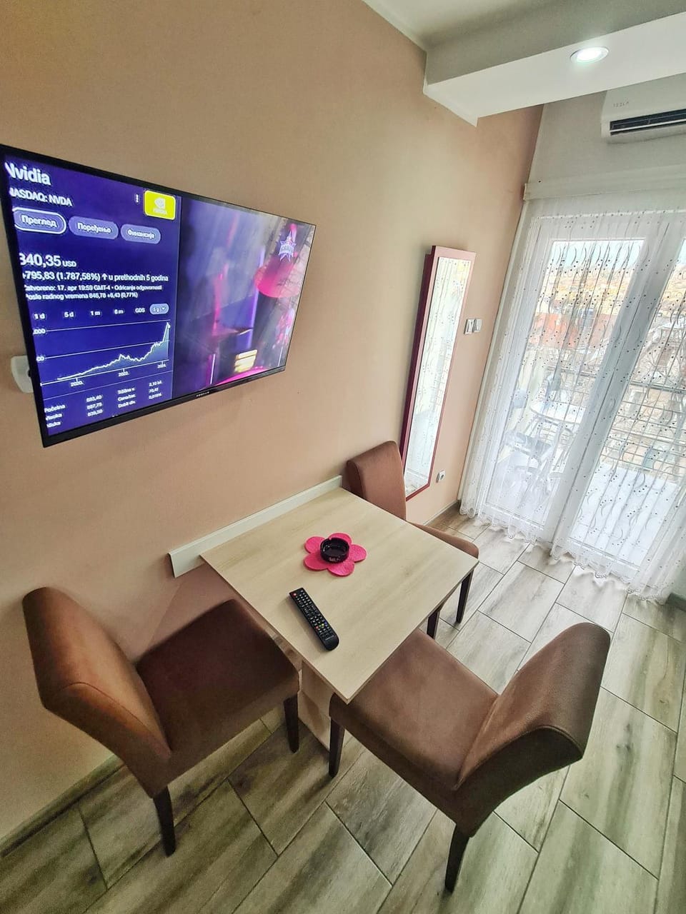 TV and multimedia, Seating area, Dining area