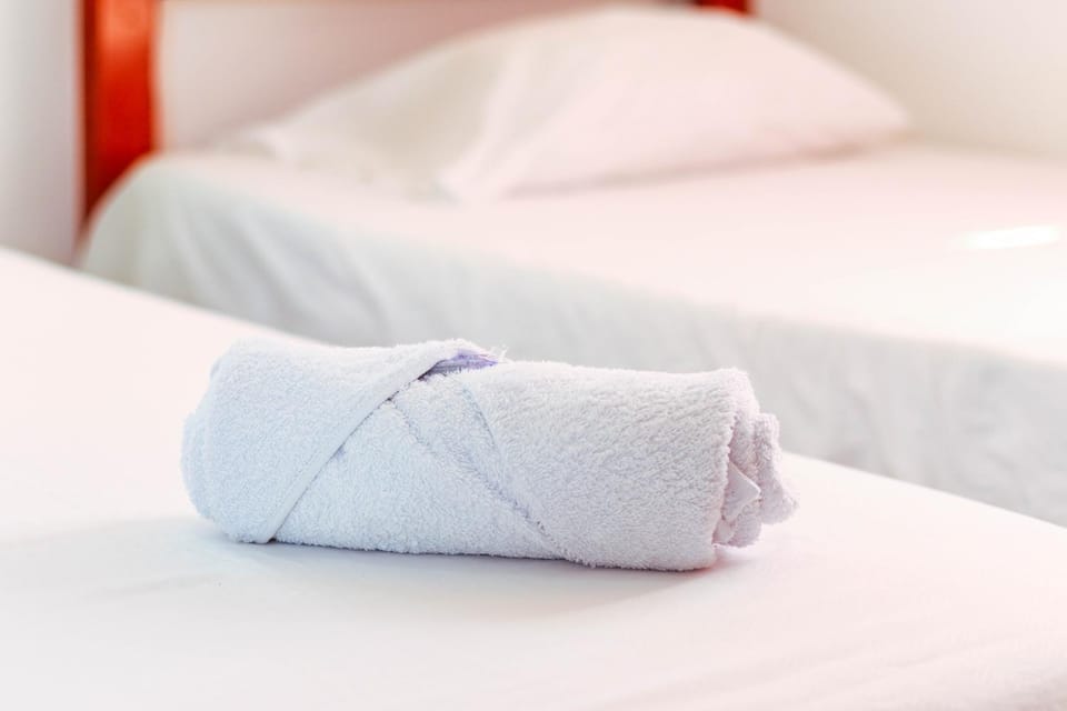 Bed, Bedroom, towels