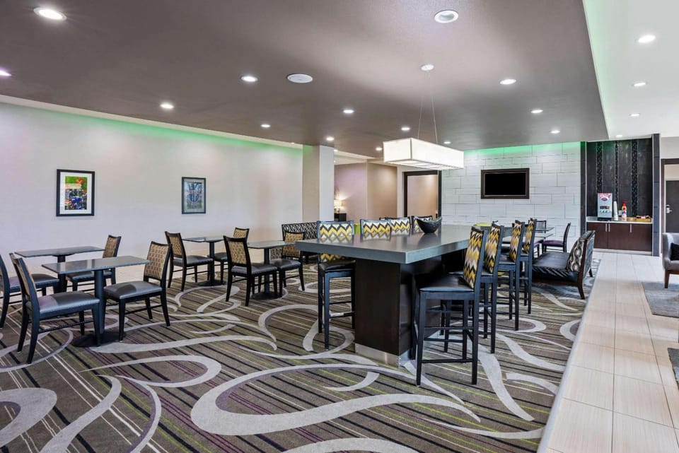 Restaurant/places to eat, Dining area, On site, Breakfast
