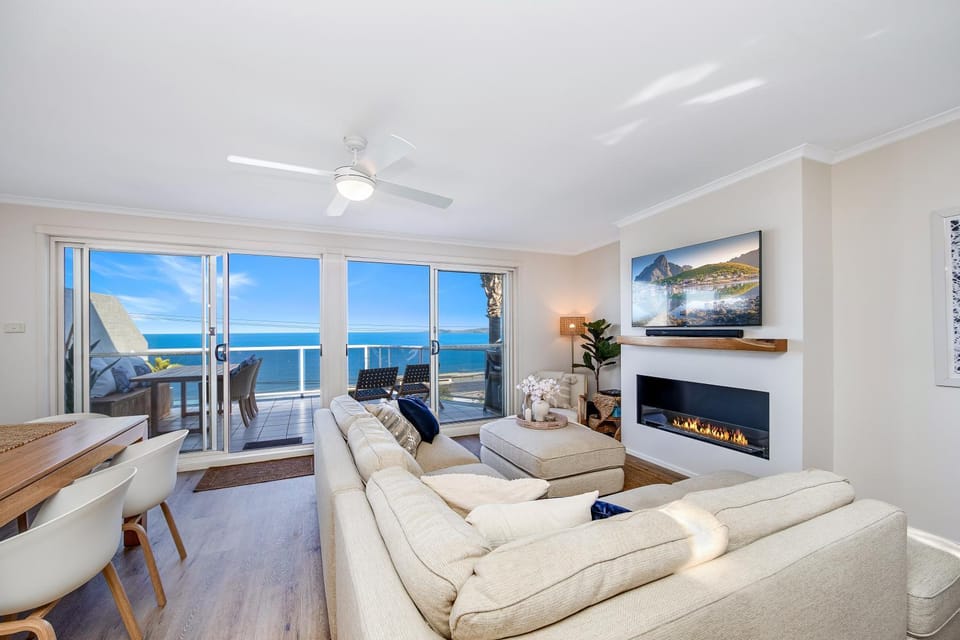TV and multimedia, Living room, Seating area, Evening entertainment, Sea view, fireplace