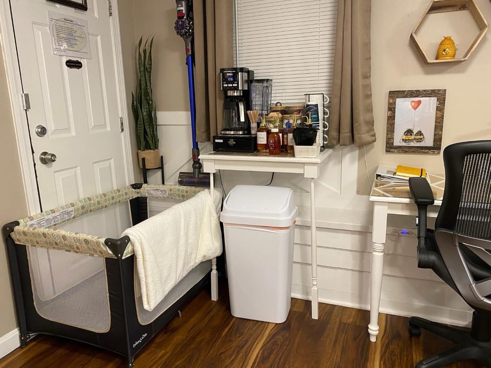 Coffee/tea facilities, cot