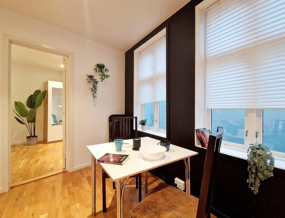 City center retreat with king bed Apartment in Bergen