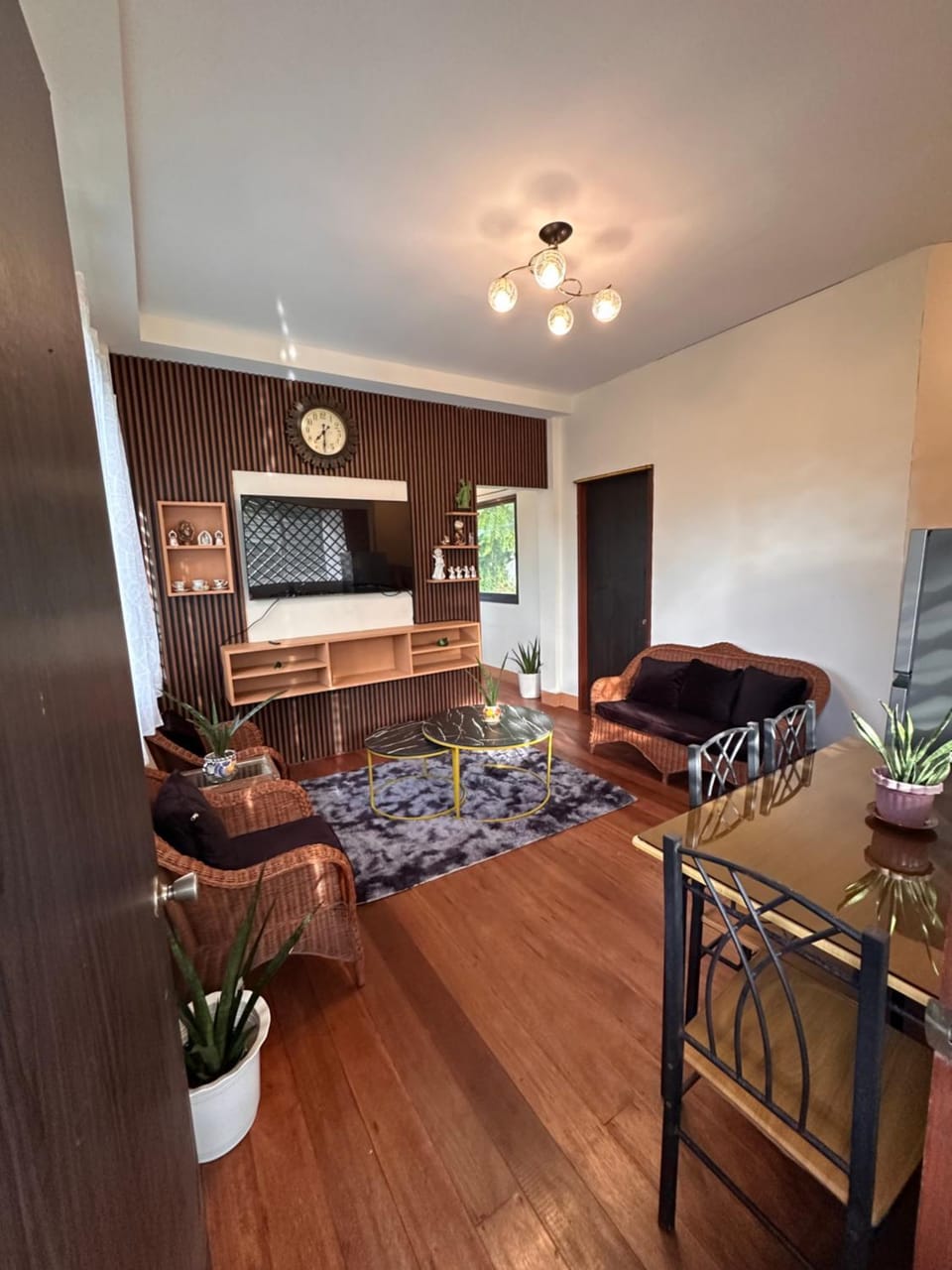 TV and multimedia, Living room, Seating area, Dining area