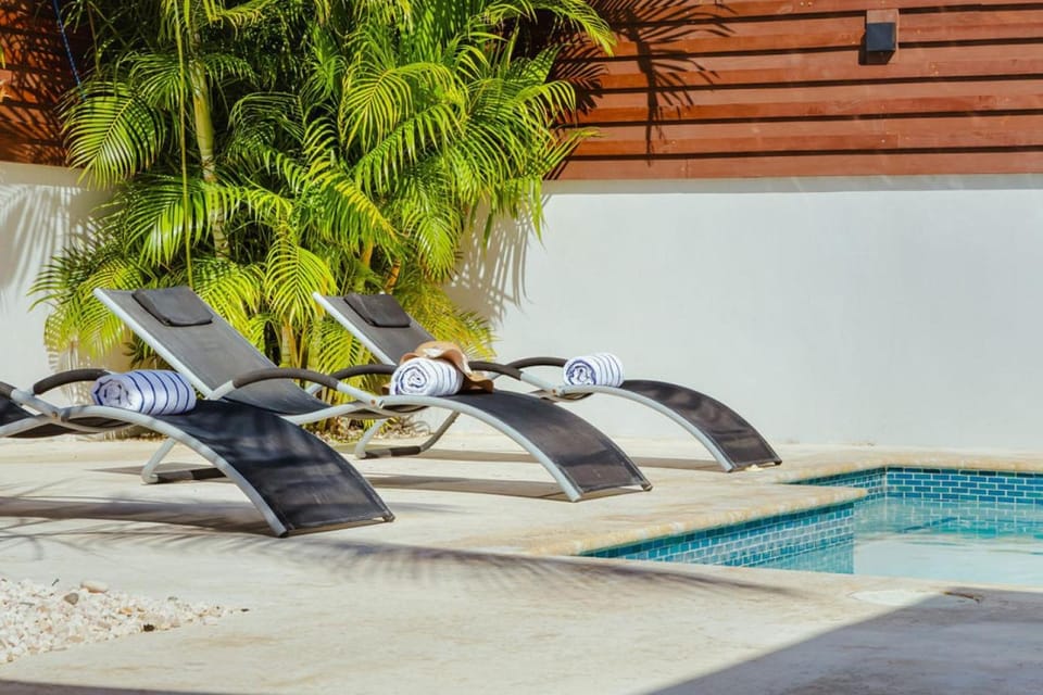 Swimming pool, sunbed