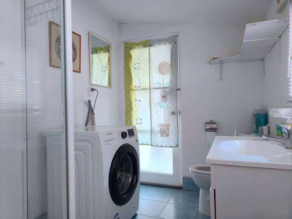 Bathroom, washing machine