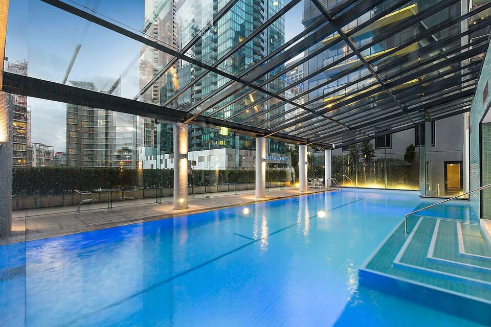 Spacious 3BR Near Crown Sleeps 10 Free Parking Apartment in Southbank