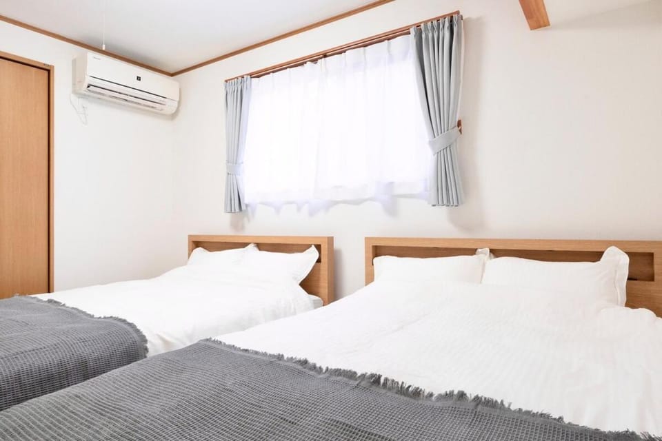 Bed, Photo of the whole room, Bedroom, air conditioner