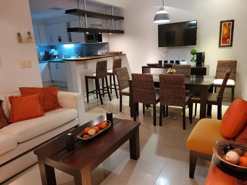 TV and multimedia, Living room, Seating area, Dining area