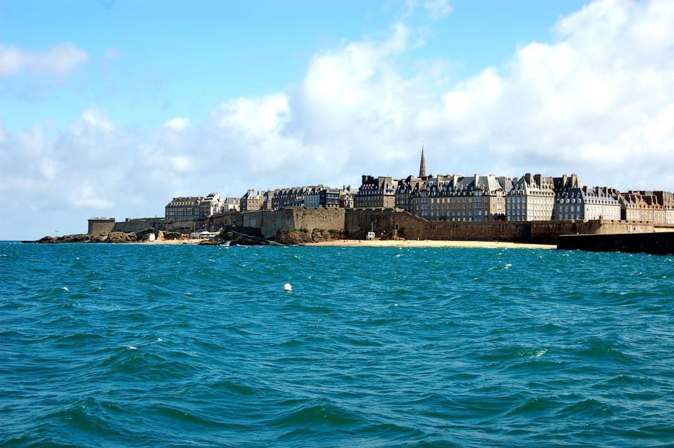 Appart COQUET Intra-Muros façade historique rez de chaussée terrasse Apartment in St-Malo