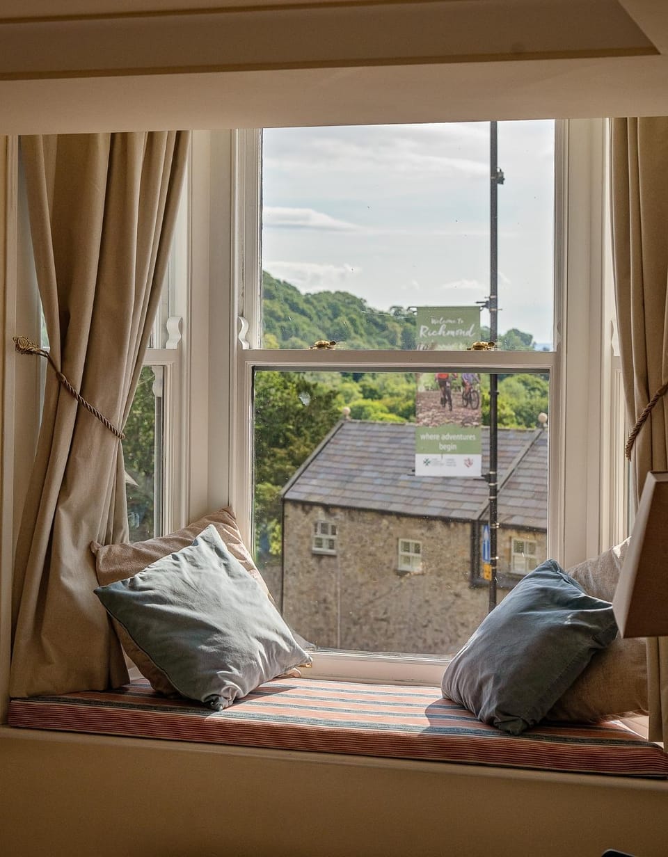 View (from property/room), Living room, Landmark view