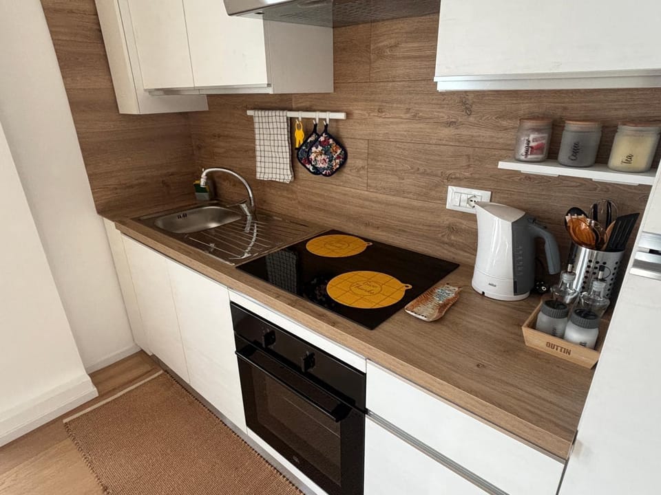 Coffee/tea facilities, Kitchen or kitchenette, stove, toaster