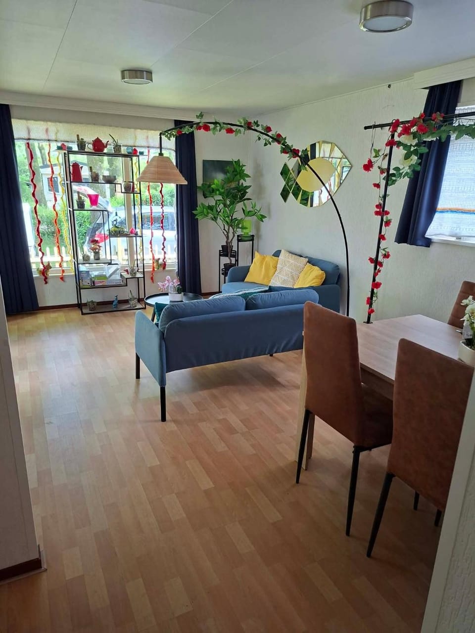 Photo of the whole room, Seating area