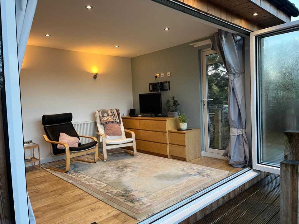 Tiny house with pull down bed Apartment in Cottingham