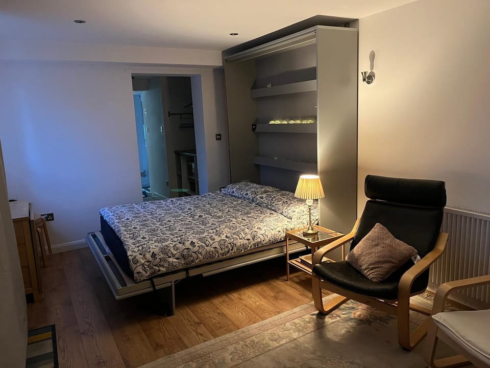 Tiny house with pull down bed Apartment in Cottingham