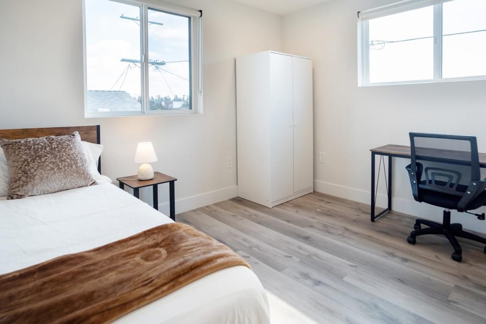 Stylish & Cozy Retreat Near USC & Downtown LA Bed and Breakfast in Los Angeles