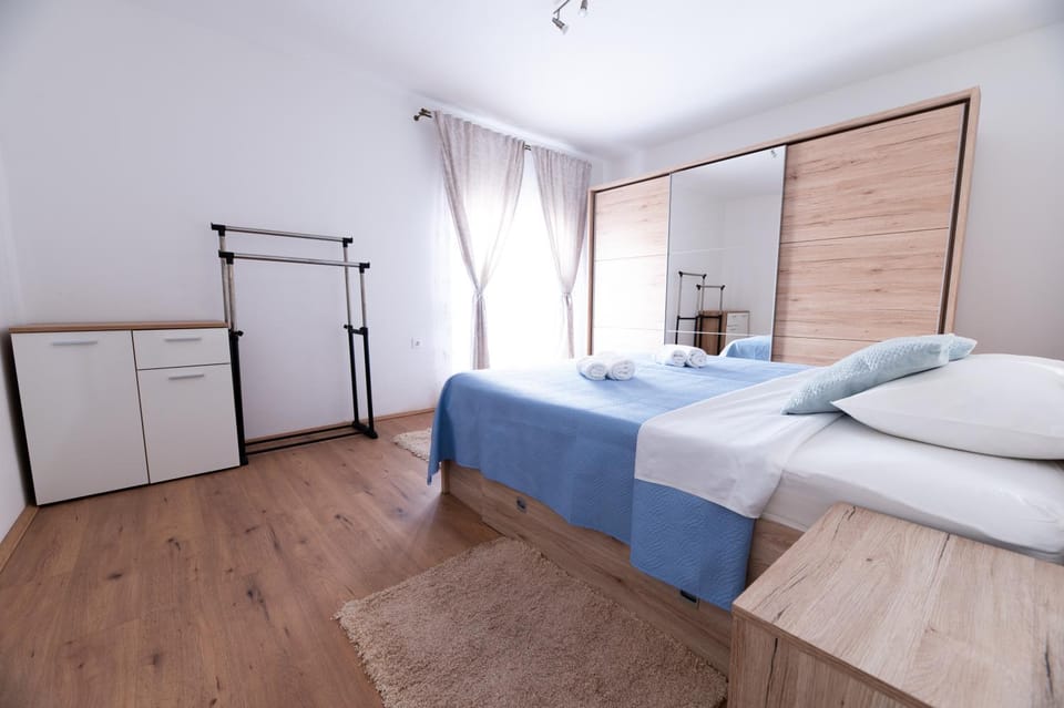 Bed, Bedroom, towels, wardrobe