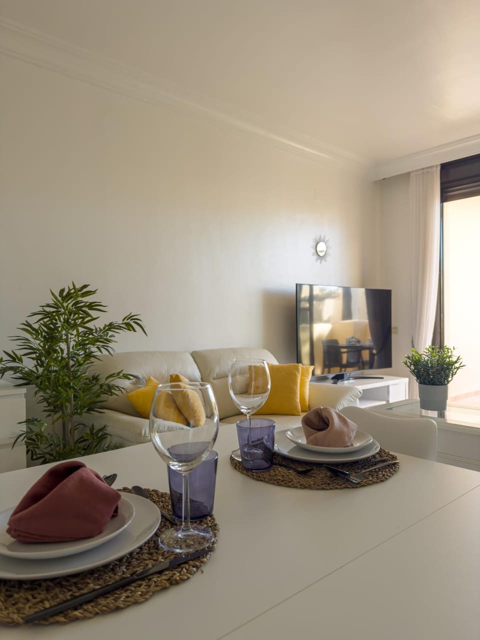 Living room, Food and drinks, Seating area, Dining area, Food, Drinks