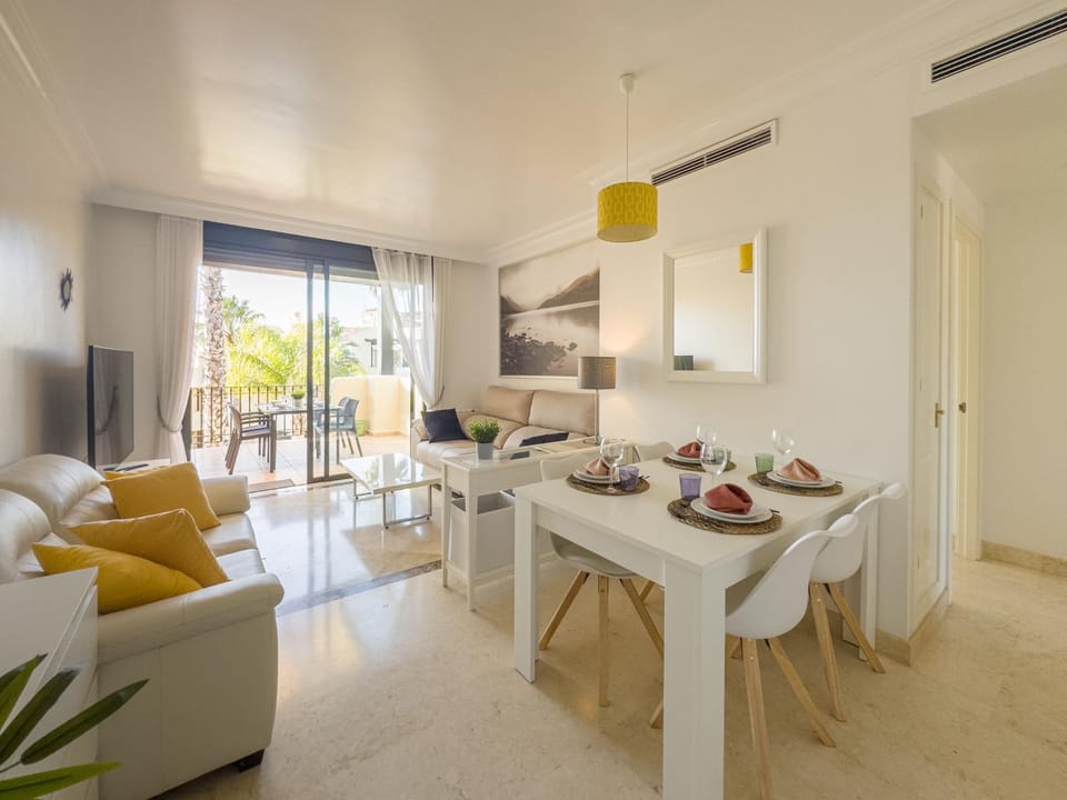 TV and multimedia, Living room, Food and drinks, Dining area