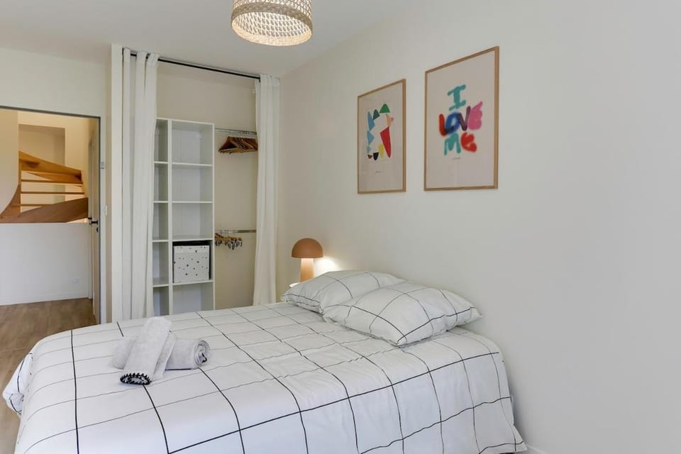 Bed, Photo of the whole room, Bedroom, wardrobe