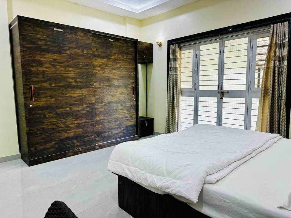 Photo of the whole room, wardrobe