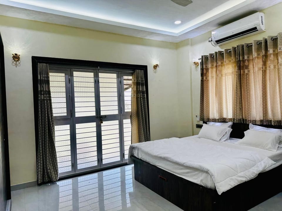 Photo of the whole room, Bedroom, air conditioner