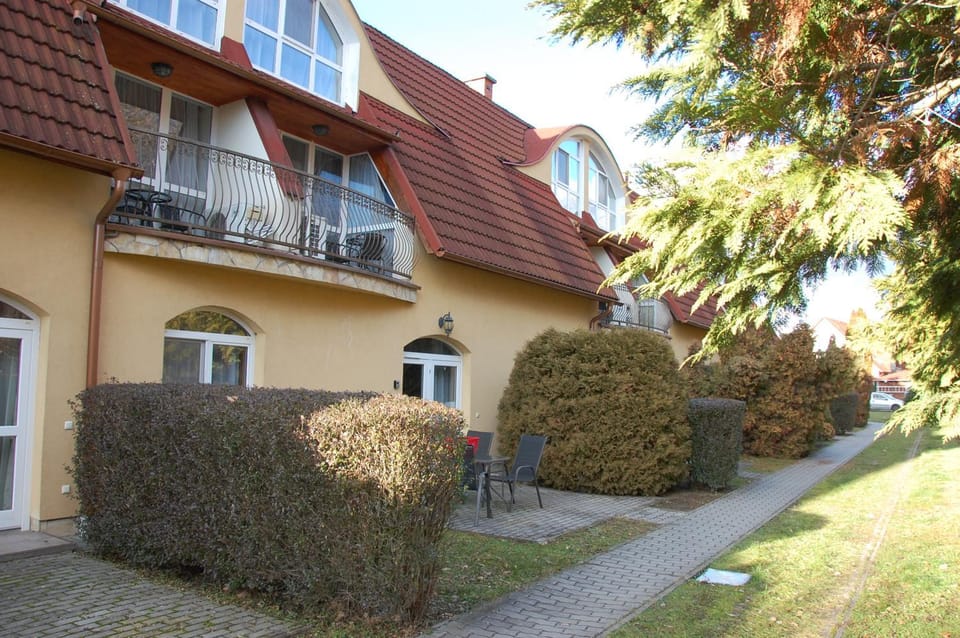 Property building, Spring, Neighbourhood, Garden, Garden, Garden view